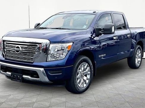 Used 2021 Nissan Titan SV w/ SV Convenience Package image 3
