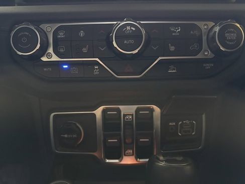 Used 2024 Jeep Wrangler Unlimited Sahara image 10