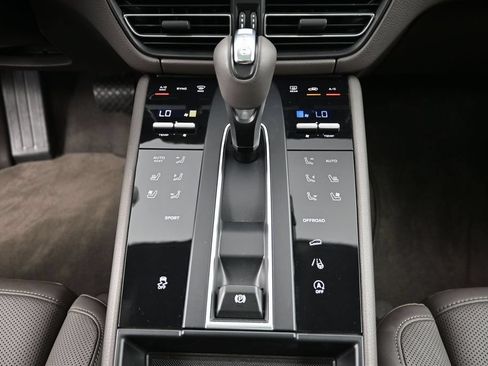 Certified 2023 Porsche Macan AWD/4WD image 17