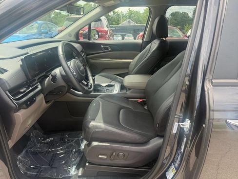 Used 2026 Kia Carnival FWD image 24