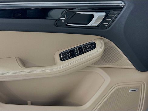 Certified 2025 Porsche Macan image 11