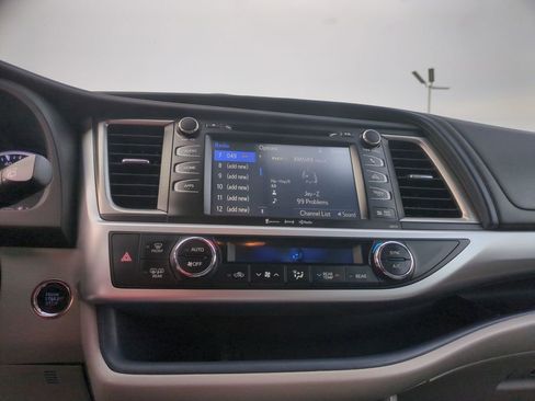 Used 2017 Toyota Highlander XLE image 10