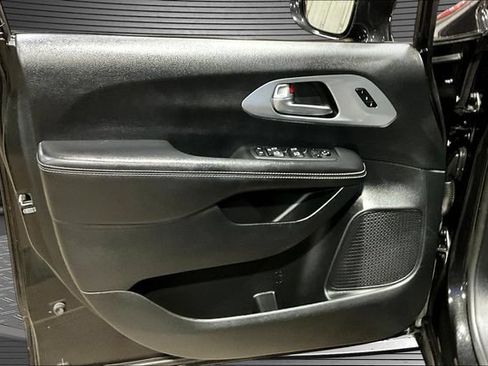 Used 2020 Chrysler Pacifica Touring-L Plus w/ S Appearance Package FWD image 18