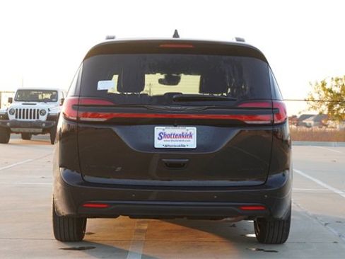 New 2026 Chrysler Pacifica Limited image 8