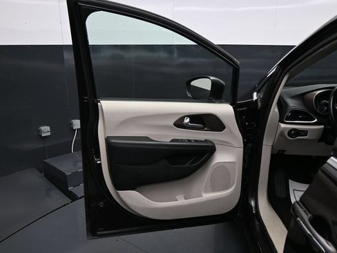 Used 2018 Chrysler Pacifica Touring-L FWD image 10