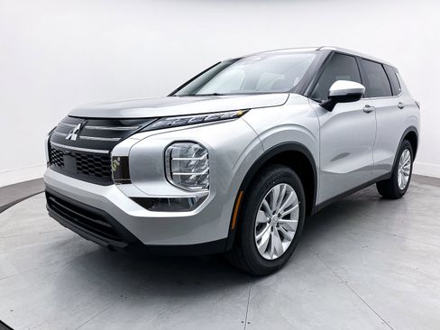 New 2025 Mitsubishi Outlander ES image 3