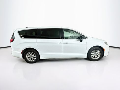Used 2024 Chrysler Pacifica Touring-L FWD image 10