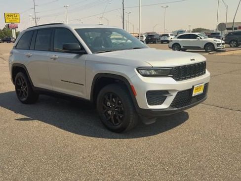Used 2024 Jeep Grand Cherokee Altitude AWD/4WD image 2