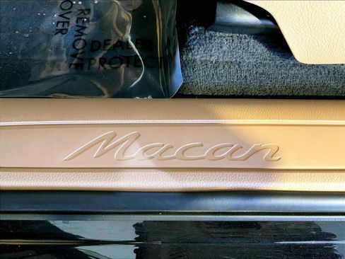 Certified 2023 Porsche Macan AWD/4WD image 19