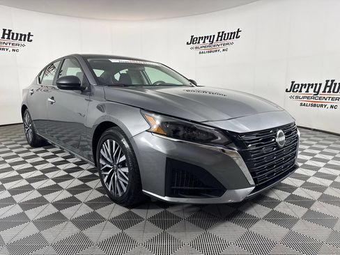 Used 2025 Nissan Altima 2.5 SV FWD image 5