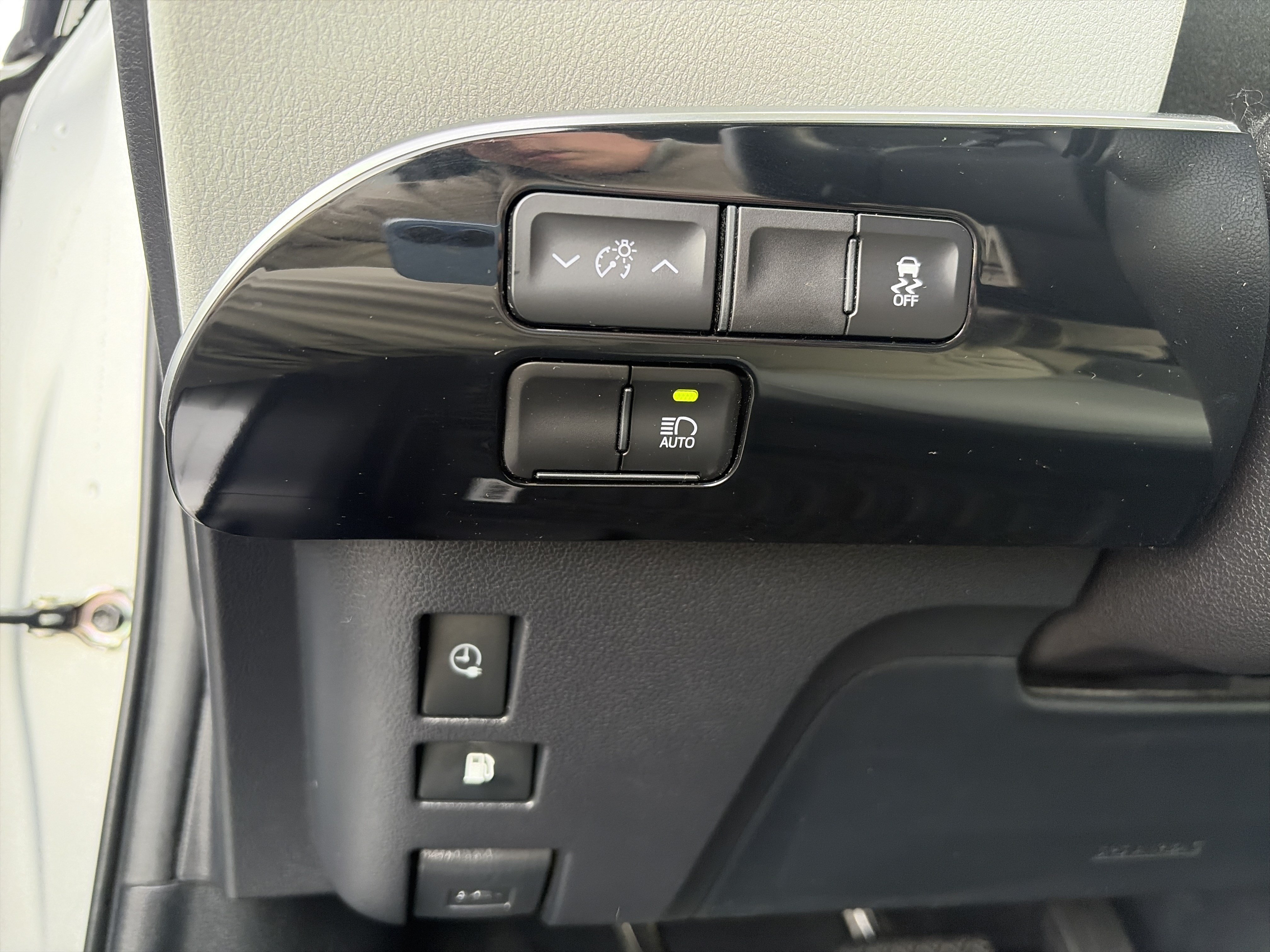 Used 2019 Toyota Prius Prime Premium FWD image 24