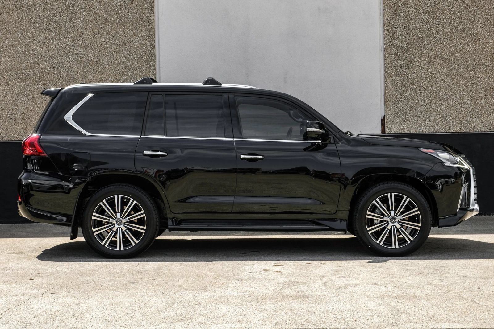 Used 2021 Lexus LX 570 4WD w/ Luxury Package image 7