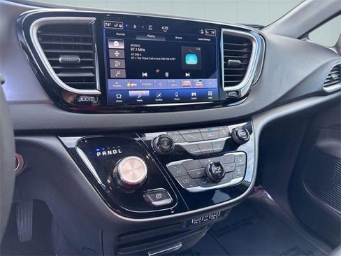 Used 2025 Chrysler Pacifica Select image 21