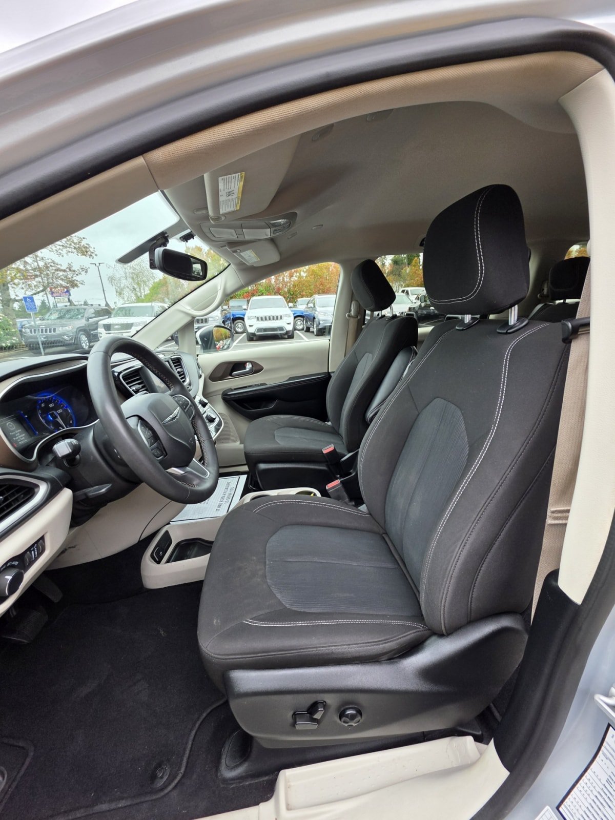 Used 2022 Chrysler Voyager LX FWD image 14