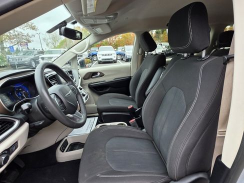 Used 2022 Chrysler Voyager LX FWD image 14