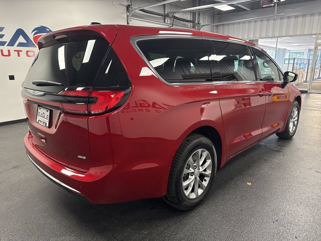 New 2026 Chrysler Pacifica Select AWD/4WD image 10