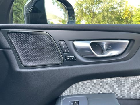 Used 2022 Volvo XC60 B5 R-Design image 11