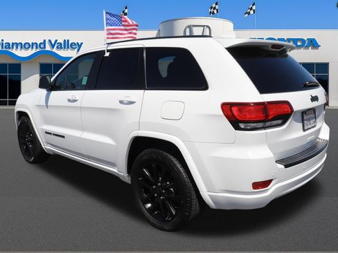 Used 2017 Jeep Grand Cherokee Altitude RWD image 4
