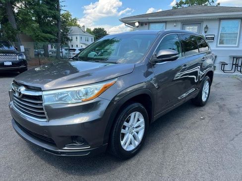 Used 2015 Toyota Highlander LE FWD image 3