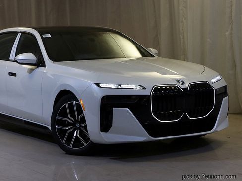 Used 2026 BMW 750e xDrive image 2