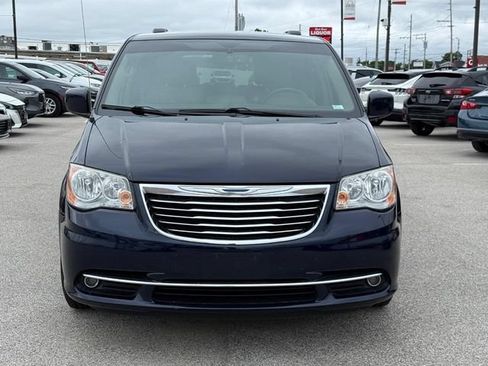 Used 2014 Chrysler Town & Country Touring FWD image 11