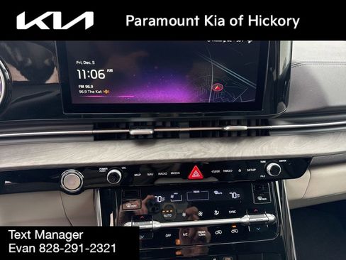 Used 2024 Kia Carnival EX image 28