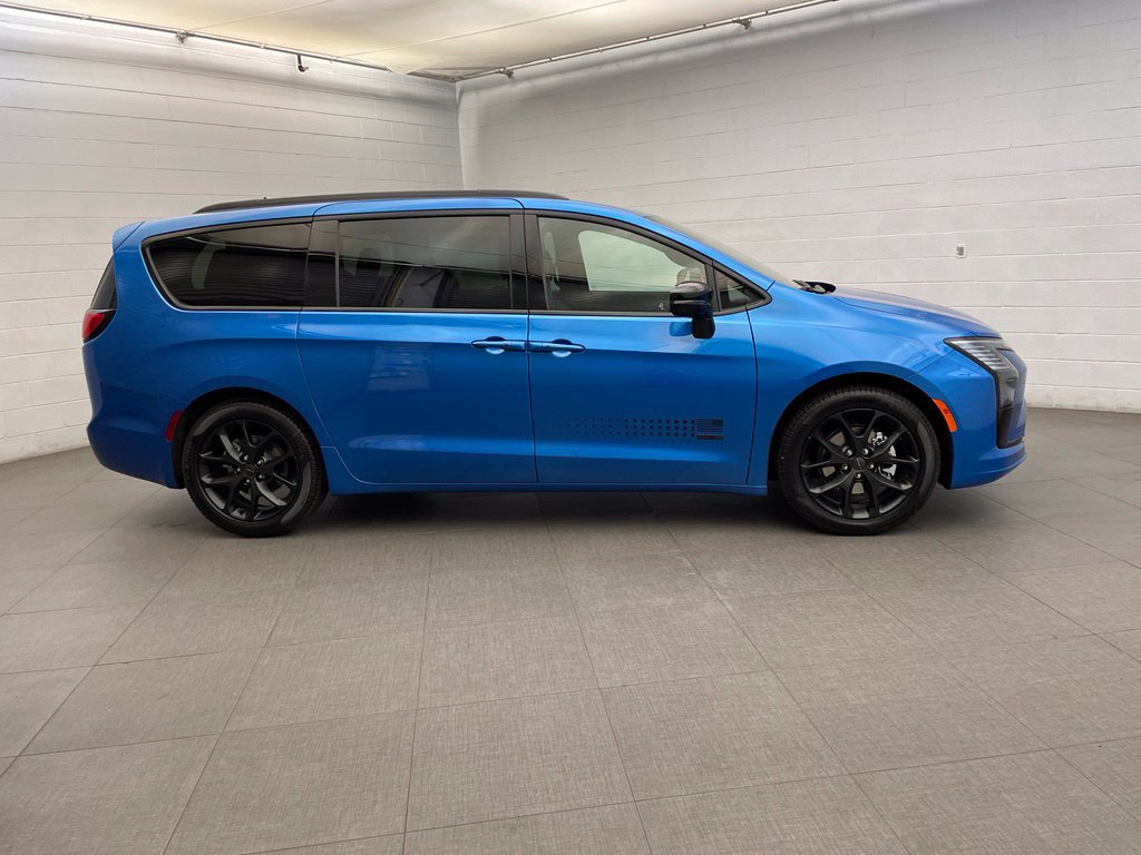 New 2027 Chrysler Pacifica Select FWD image 2