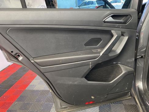 Used 2018 Volkswagen Tiguan SEL AWD/4WD image 15