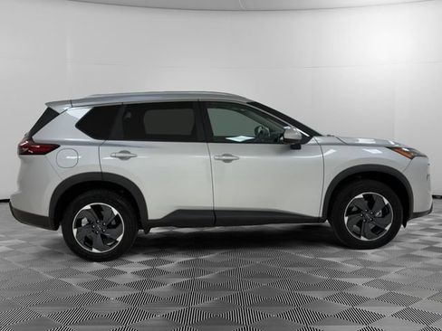 Used 2024 Nissan Rogue SV w/ SV Premium Package AWD/4WD image 6