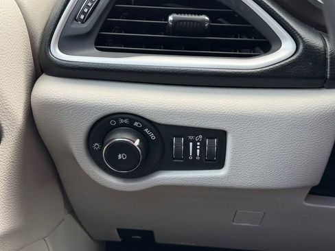 Used 2017 Chrysler Pacifica Touring-L FWD image 17