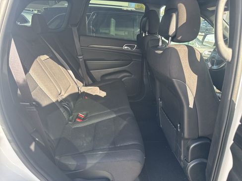 Used 2021 Jeep Grand Cherokee Laredo AWD/4WD image 12