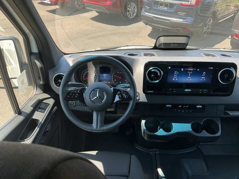 Used 2025 Mercedes-Benz Sprinter 4500 image 25