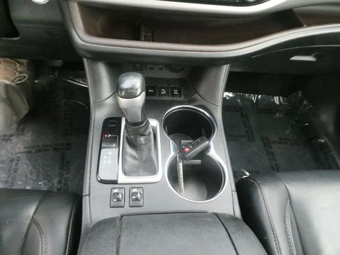 Used 2019 Toyota Highlander XLE image 25