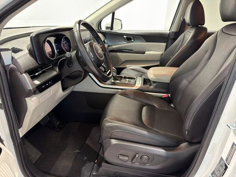 Used 2023 Kia Carnival LX image 14