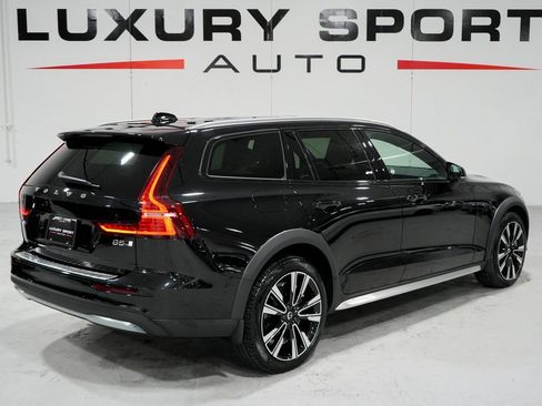 Used 2023 Volvo V60 B5 Cross Country Ultimate w/ Climate Package image 6