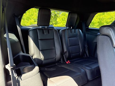 Used 2018 Ford Explorer XLT w/ Equipment Group 202A AWD/4WD image 14