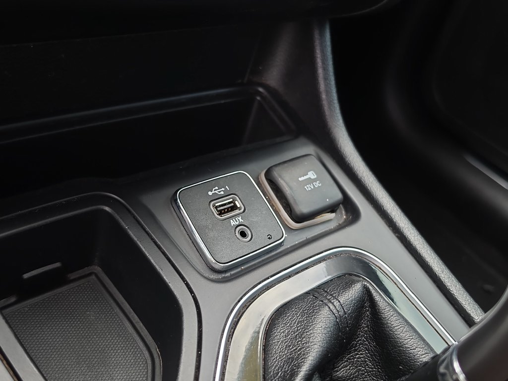 Used 2019 Jeep Cherokee Limited FWD image 30
