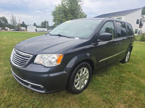 Used 2014 Chrysler Town & Country Touring FWD image 3