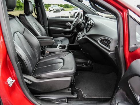 Used 2025 Chrysler Pacifica Select FWD image 36