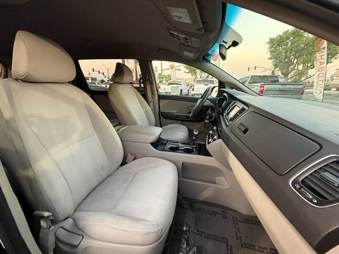 Used 2020 Kia Sedona LX image 37