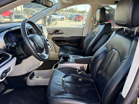 Used 2022 Chrysler Pacifica Touring-L image 9