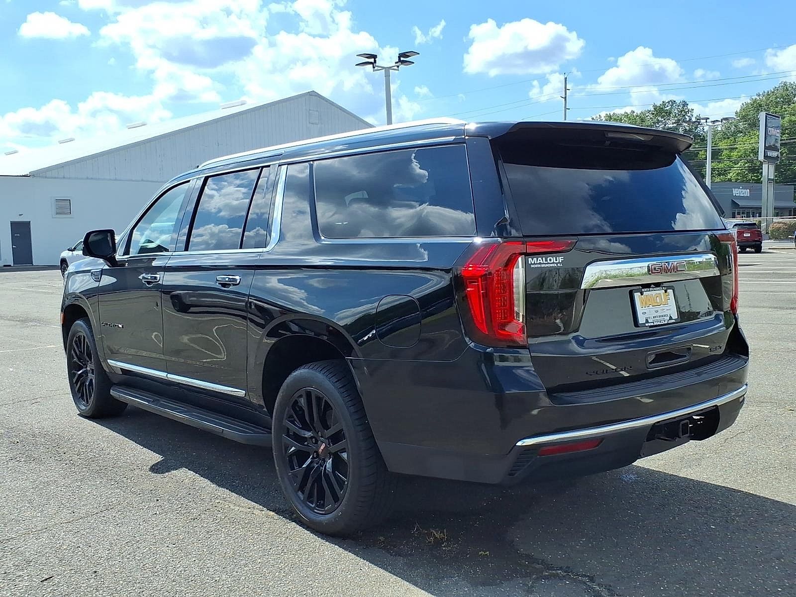 Certified 2023 GMC Yukon XL SLT w/ SLT Premium Package AWD/4WD image 4