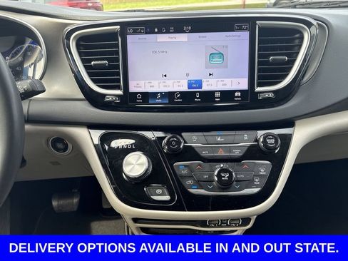 Used 2022 Chrysler Pacifica Touring-L FWD image 13