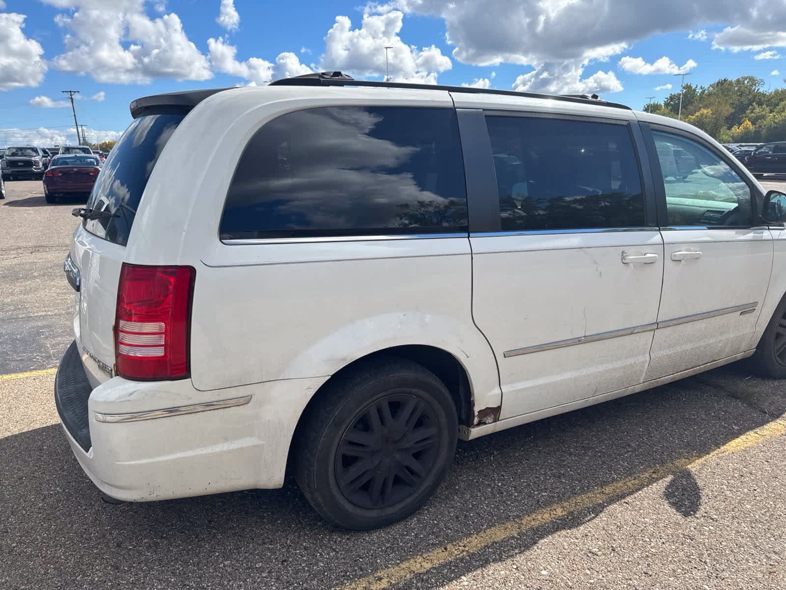 Used 2010 Chrysler Town & Country Touring FWD image 14