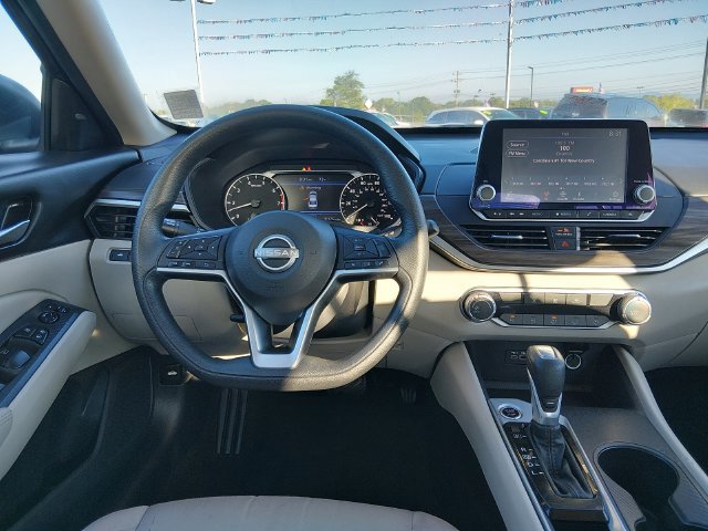 Used 2025 Nissan Altima 2.5 SV FWD image 10