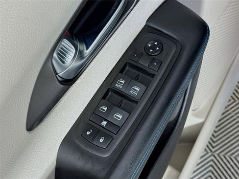 Used 2021 Chrysler Pacifica Touring FWD image 19