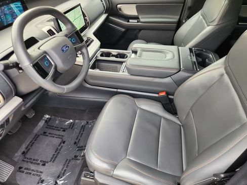 Used 2025 Ford Expedition Active AWD/4WD image 4