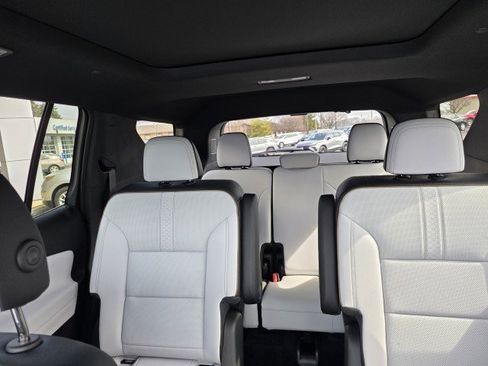 Used 2025 Chevrolet Traverse High Country image 11