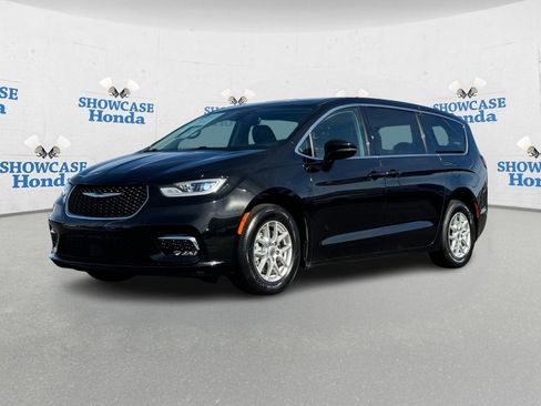 Used 2024 Chrysler Pacifica Touring-L image 2
