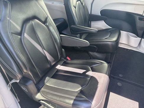 Used 2023 Chrysler Pacifica Touring-L FWD image 34